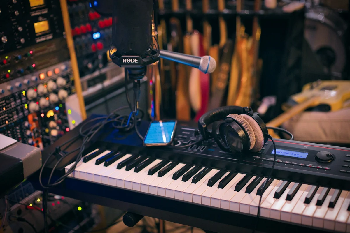 MIDI mini controller cho producer phòng ngủ